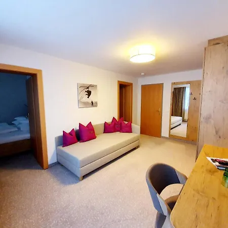 ホテル Austria Alpinhotel In Out An Der Edelweissbahn 3*